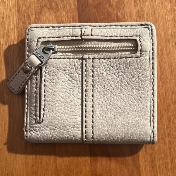Fossil mini wallet can hold a lot - Picture 4 of 8